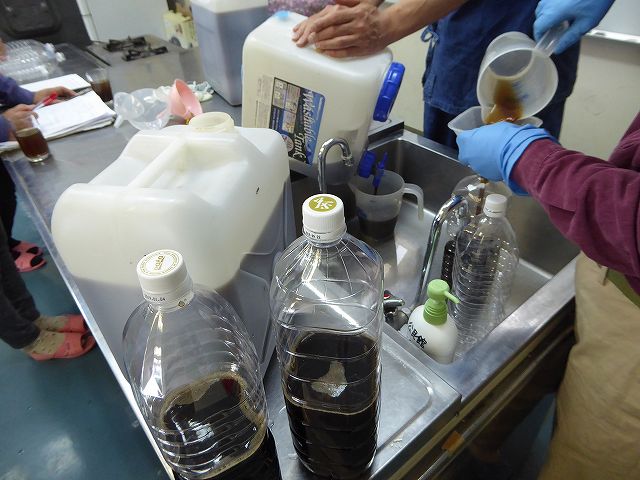 手作り酵素液をペットボトルに分けてた。