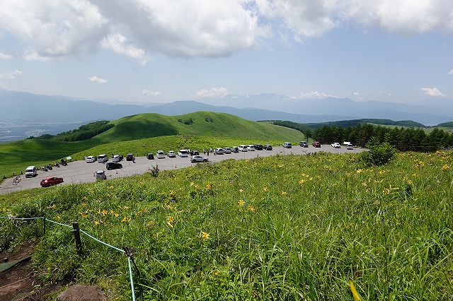 霧ヶ峰高原富士見台のニッコウキスゲと駐車場