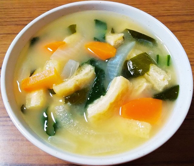 小松菜を油揚げと合わせて味噌汁
